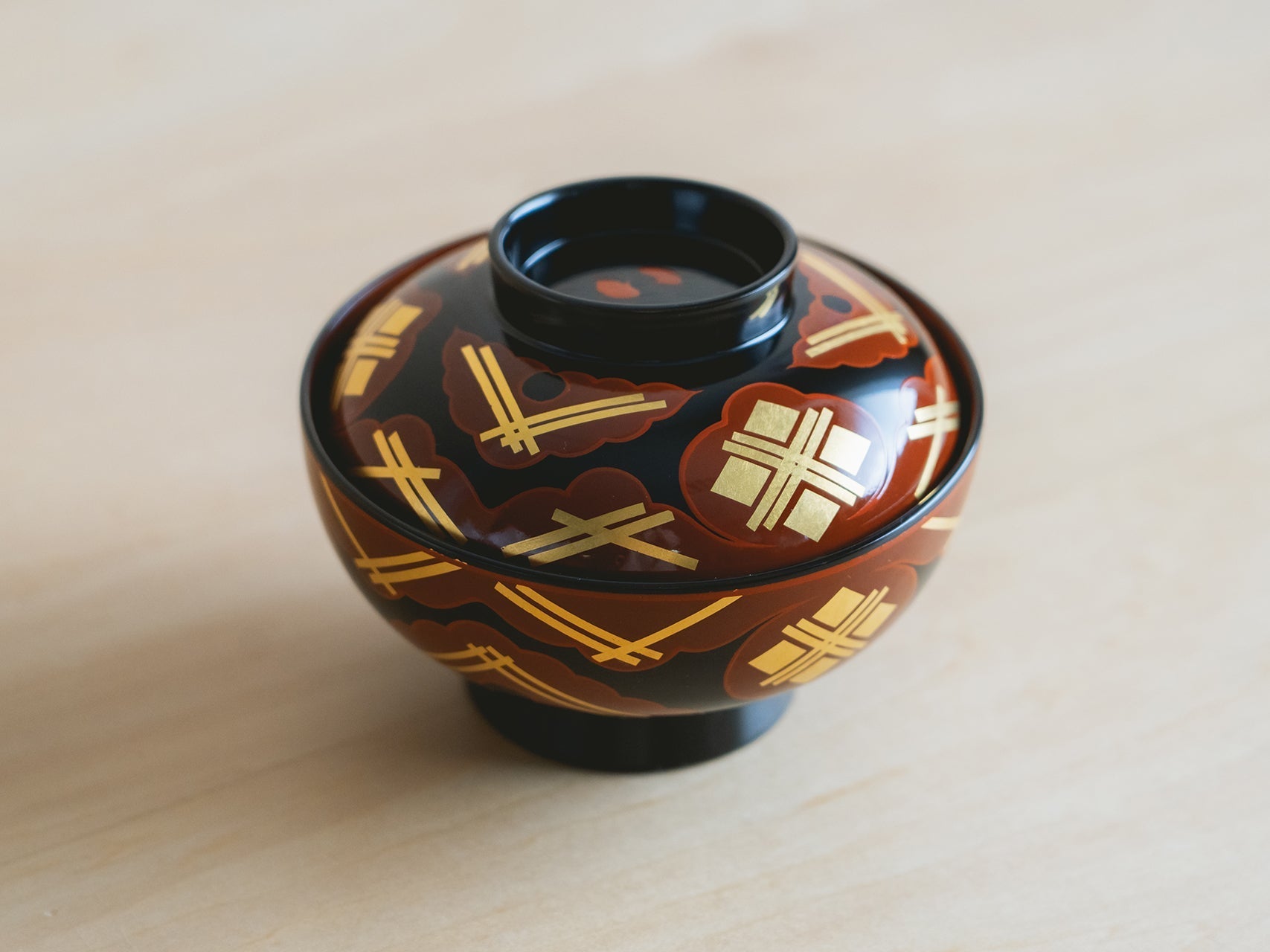 翁知屋_【秀衡塗】煮物椀雲紋_黒内・古代朱〉 – 東北スタンダード