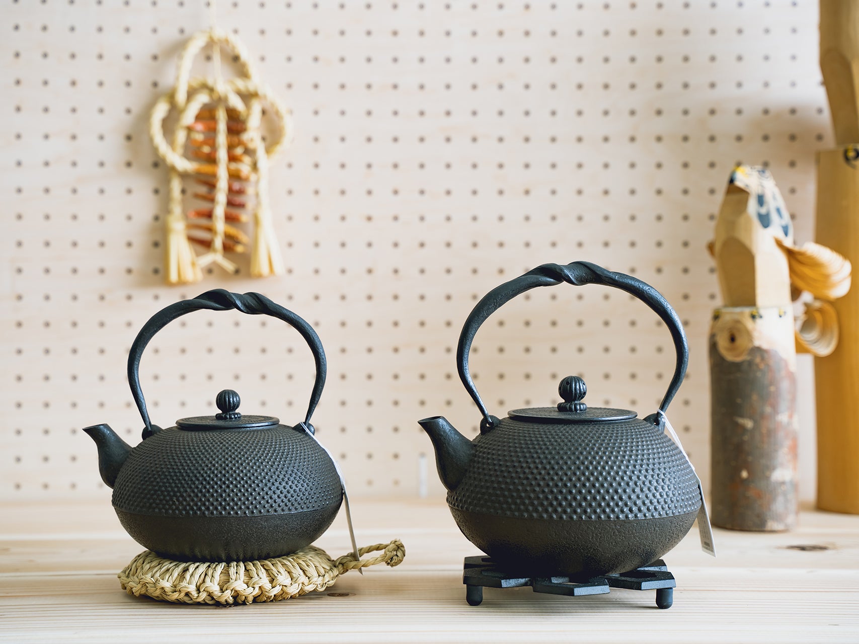 南部鉄瓶紅蓮堂 鉄瓶 布団形あられ〉 – 東北スタンダードマーケット