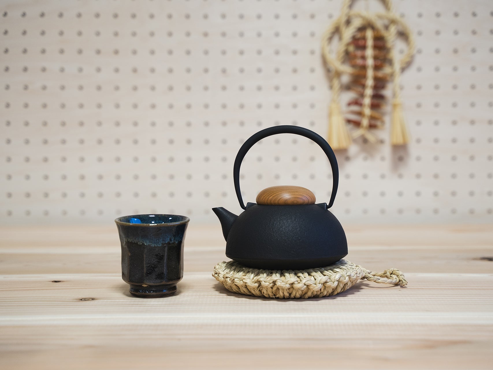 蓋付き専用塵避ケース付　作家もの　月面の様な陶磁器の茶道具　酒器　蓋の無い注器 空間鋳造 急須Nanbu 木蓋〉 – 東北スタンダードマーケット