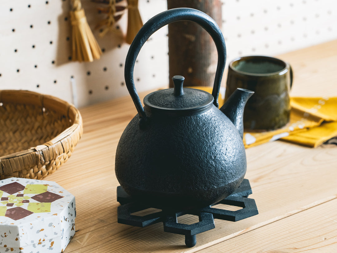 南部鉄瓶紅蓮堂_鉄瓶_茄子形鉄瓶うらら_0.7L – 東北スタンダードマーケット