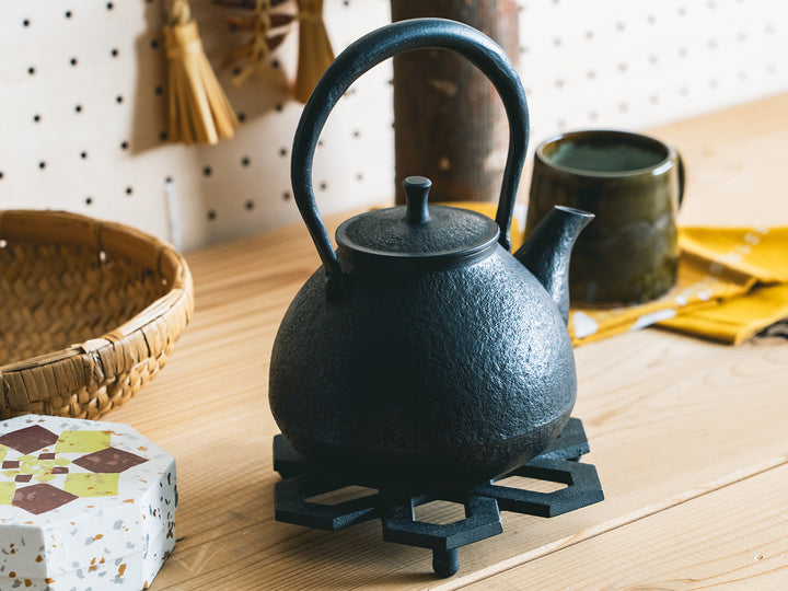 南部鉄瓶紅蓮堂_鉄瓶_茄子形鉄瓶うらら_0.7L – 東北スタンダードマーケット