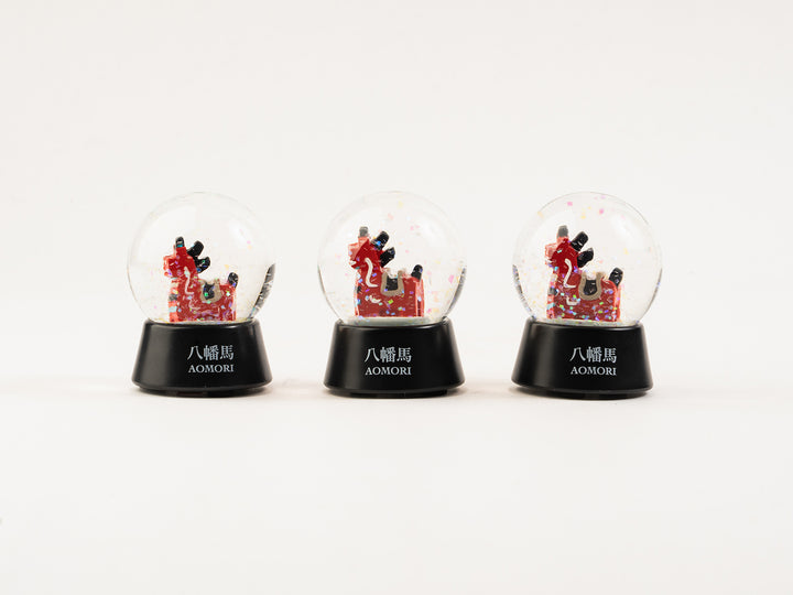 東北づくし_スノードーム_八幡馬 – 東北スタンダードマーケット