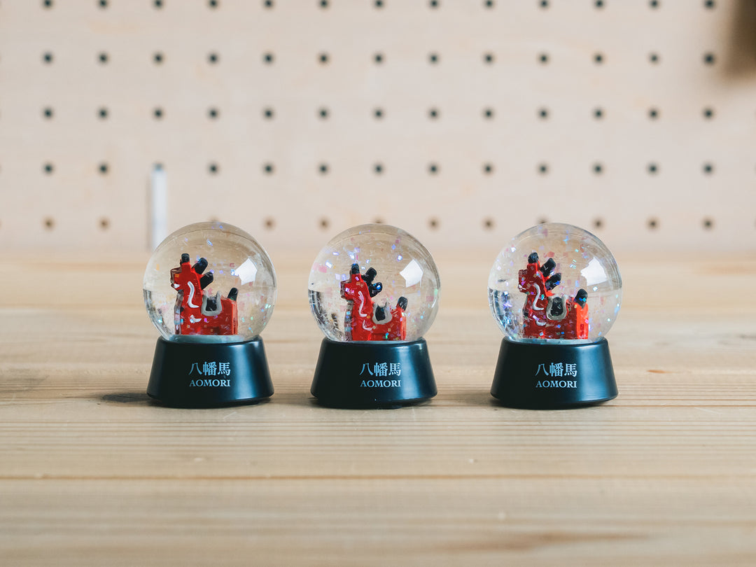 東北づくし_スノードーム_八幡馬 – 東北スタンダードマーケット