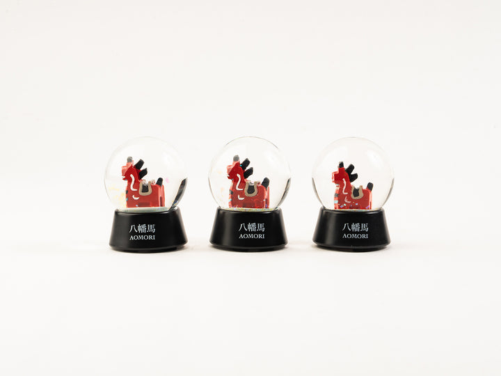 東北づくし_スノードーム_八幡馬 – 東北スタンダードマーケット