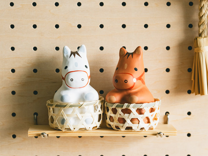 野沢民芸_【2026年干支人形】_かご入り馬 – 東北スタンダードマーケット