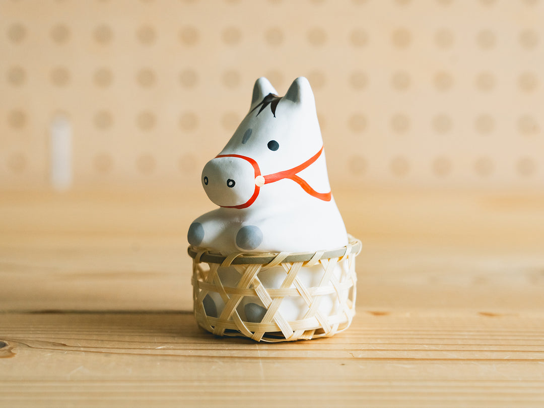 野沢民芸_【2026年干支人形】_かご入り馬 – 東北スタンダードマーケット