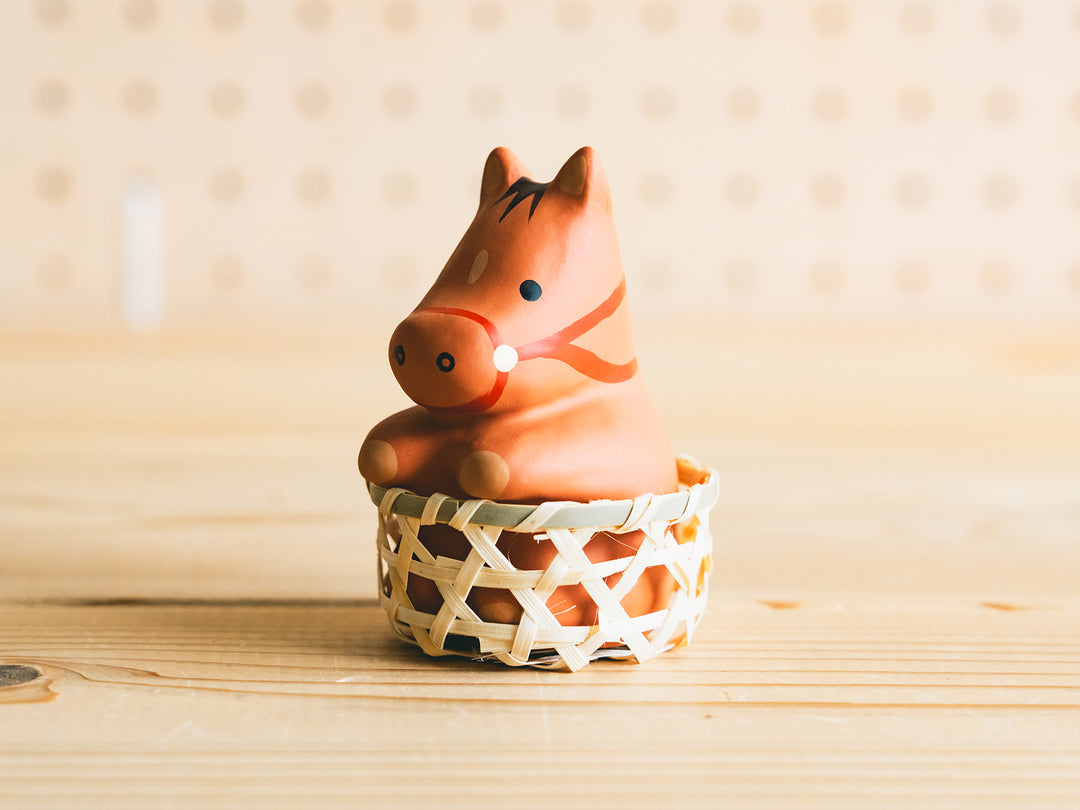 野沢民芸_【2026年干支人形】_かご入り馬 – 東北スタンダードマーケット