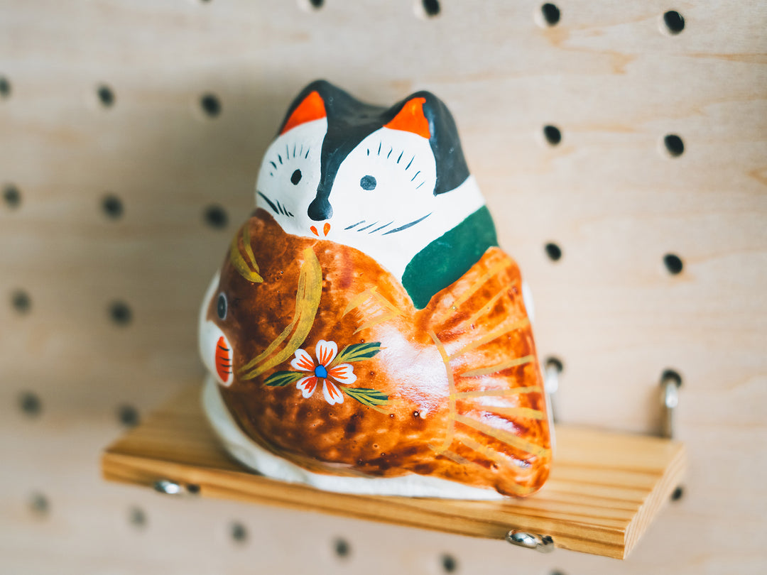 花巻人形工房_花巻人形 釜猫_鯛くわえ猫 – 東北スタンダードマーケット