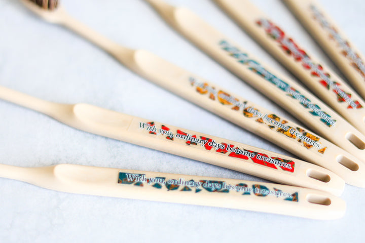 MintAnd_ホタテ印の歯ブラシ_津軽塗のステッカー「トイロ」 – 東北