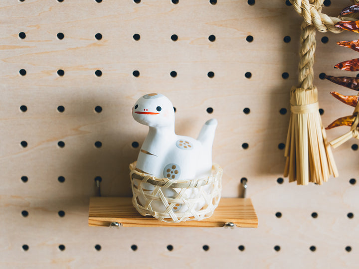 野沢民芸_【干支人形2025】_かご入り招福 巳 – 東北スタンダードマーケット