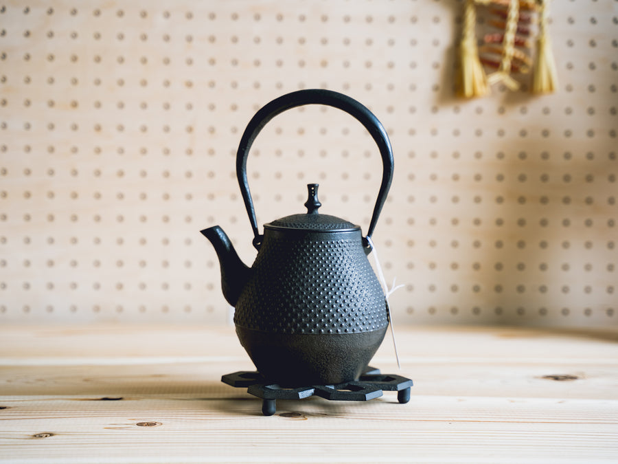 南部鉄瓶紅蓮堂_鶴首形鉄瓶_うたかた霰文様0.8L – 東北スタンダード