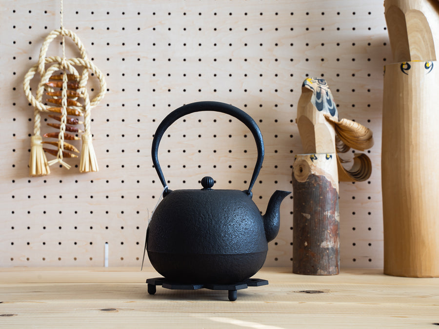 南部鉄瓶紅蓮堂_鉄瓶 月光1.5L 黒 – 東北スタンダードマーケット