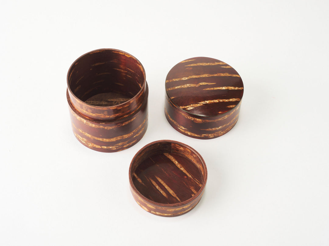 3-▲未使用 樺細工 茶筒 茶道具 桜皮細工 FUJIKI 藤木伝四郎商店 藤村志登磨 共箱あり 伝統的工芸品 高さ約12cm 直径約8cm 藤木伝四郎商店_樺細工 素筒 茶筒 平 – 東北スタンダードマーケット