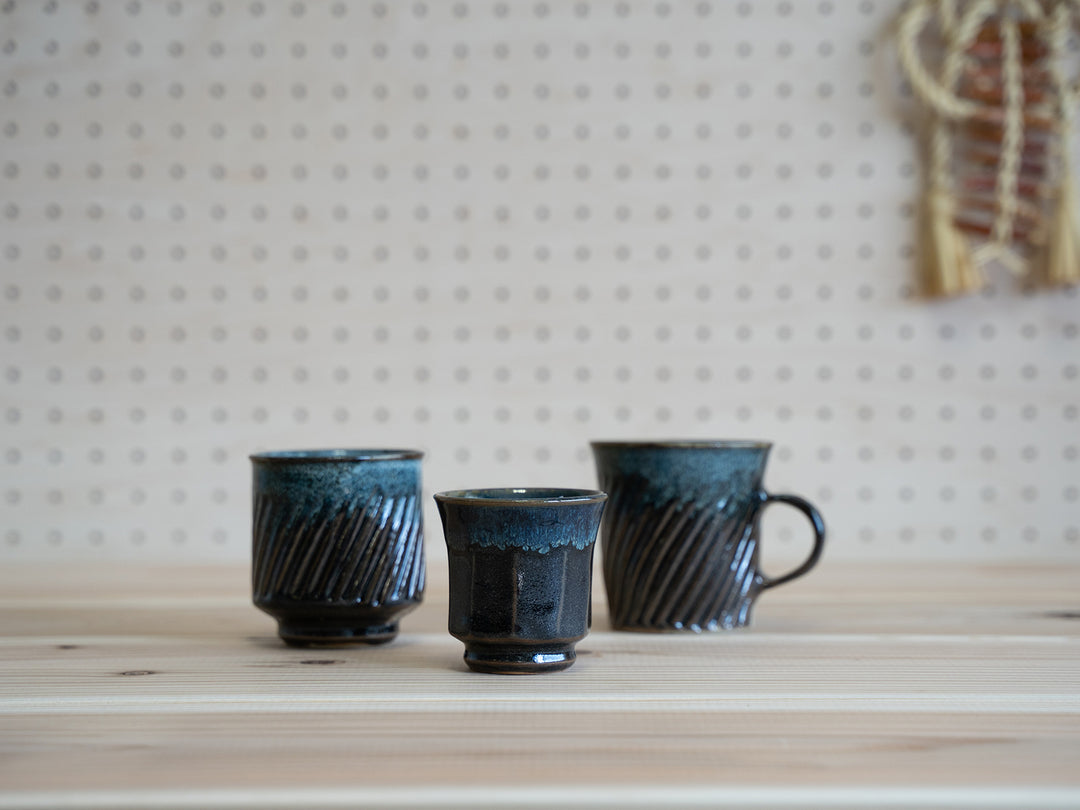 津軽千代造窯_なまこ釉しのぎ手マグカップ – 東北スタンダードマーケット