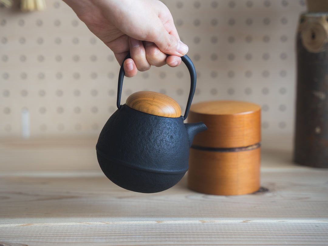 中国　黒釉蓋耳小瓶　送料込み1220 空間鋳造_急須Egg 木蓋 – 東北スタンダードマーケット