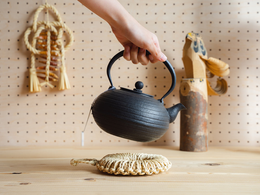 南部鉄瓶紅蓮堂_鉄瓶 布団形環文 1.0L 黒 – 東北スタンダードマーケット